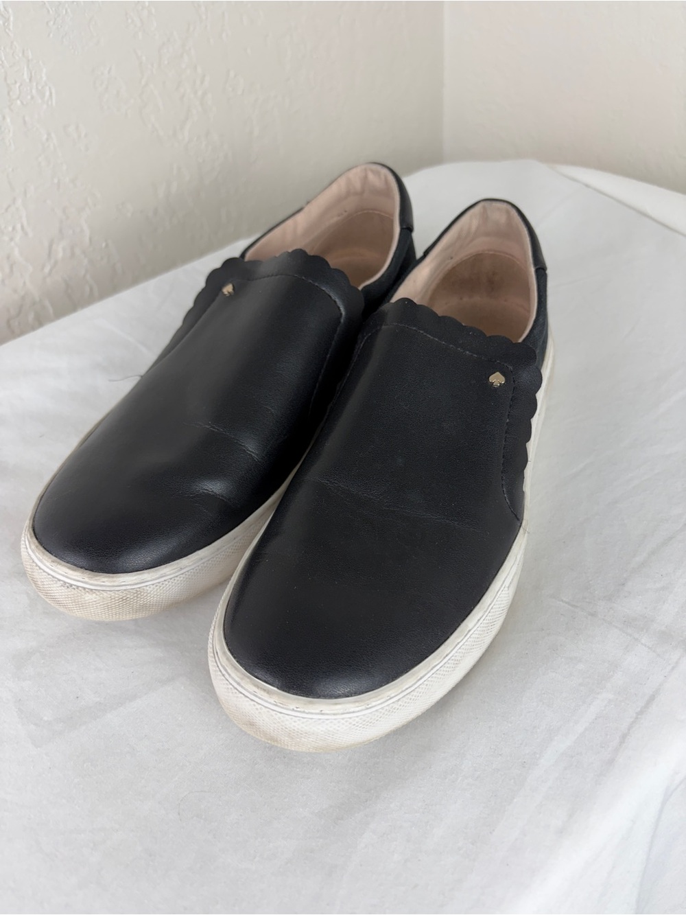 Kate Spade New York Leather Slip On Scalloped Trim Sz 7.5B Black